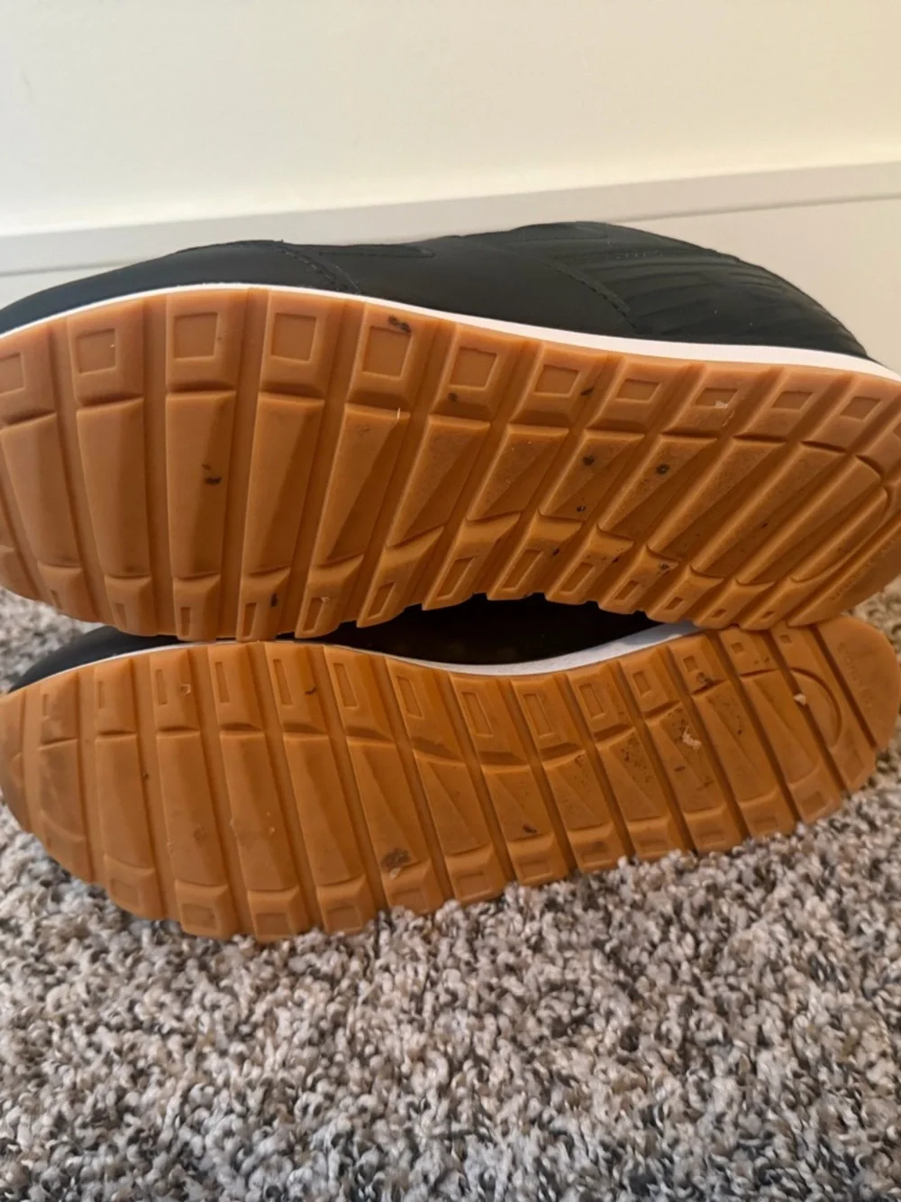 Under Armour Black Woman or man Athletic Trainers with Gum Sole - Picture 4 of 4